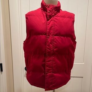 ST JOHNS BAY Size Medium Red Puffer Vest •Shirt Tail Hem • Zip and Snap Closure